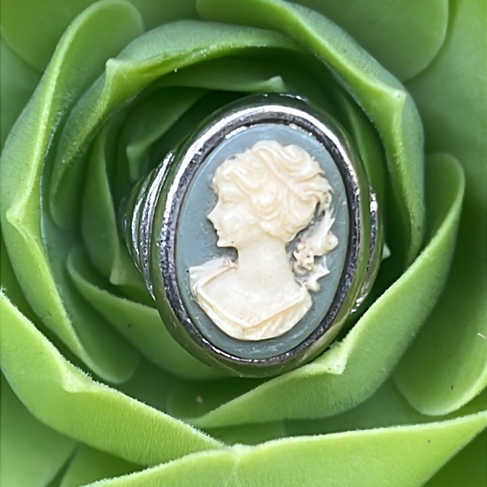 Vintage 1970s dead stock costume adjustable cameo ring